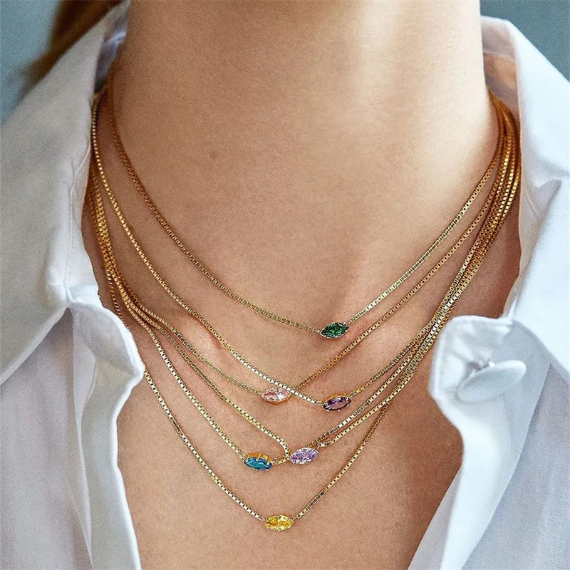 Collier avec pendentif pierre de naissance en forme d'oeil