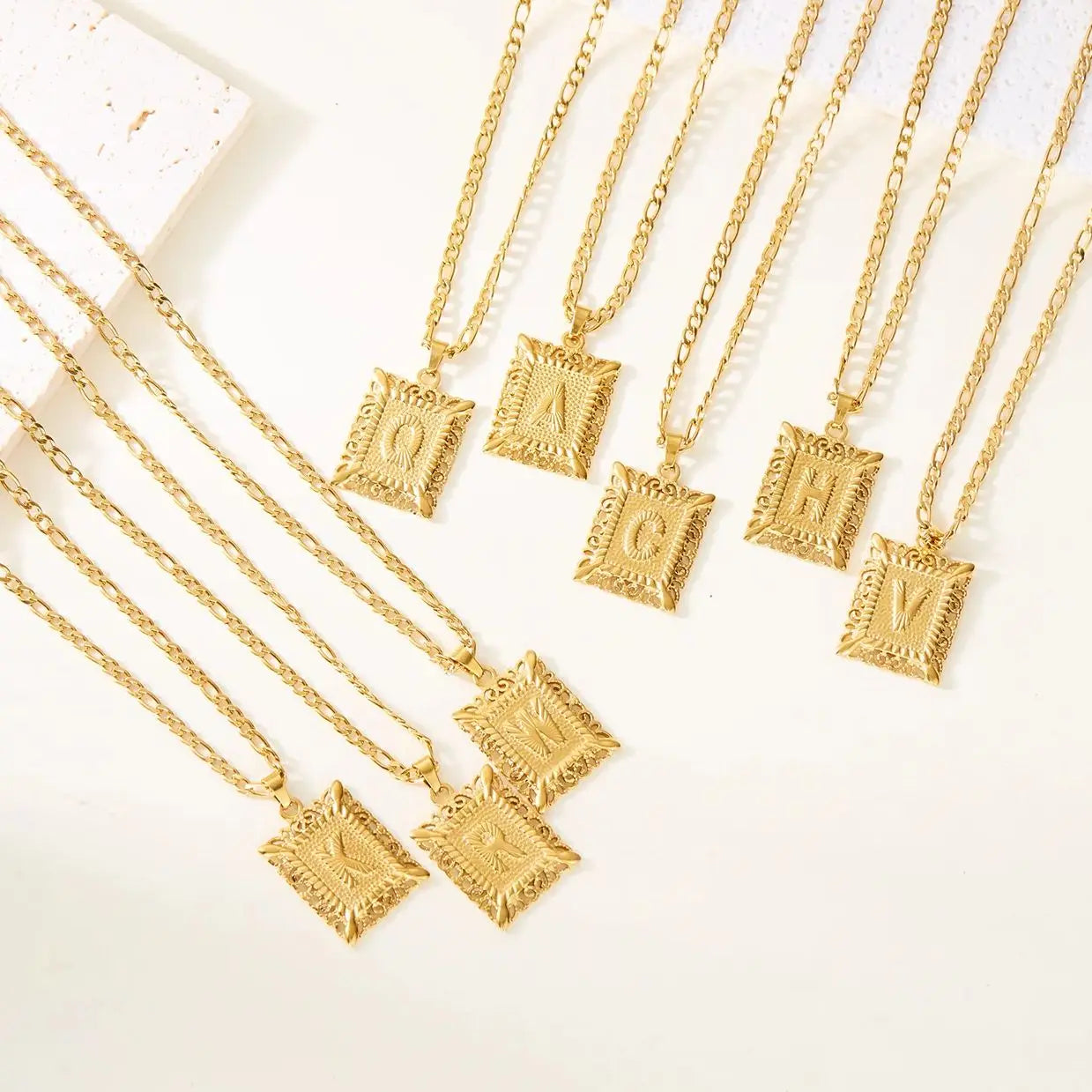 Collier avec pendentif rectangulaire initiale