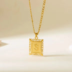 Collier avec pendentif rectangulaire initiale s