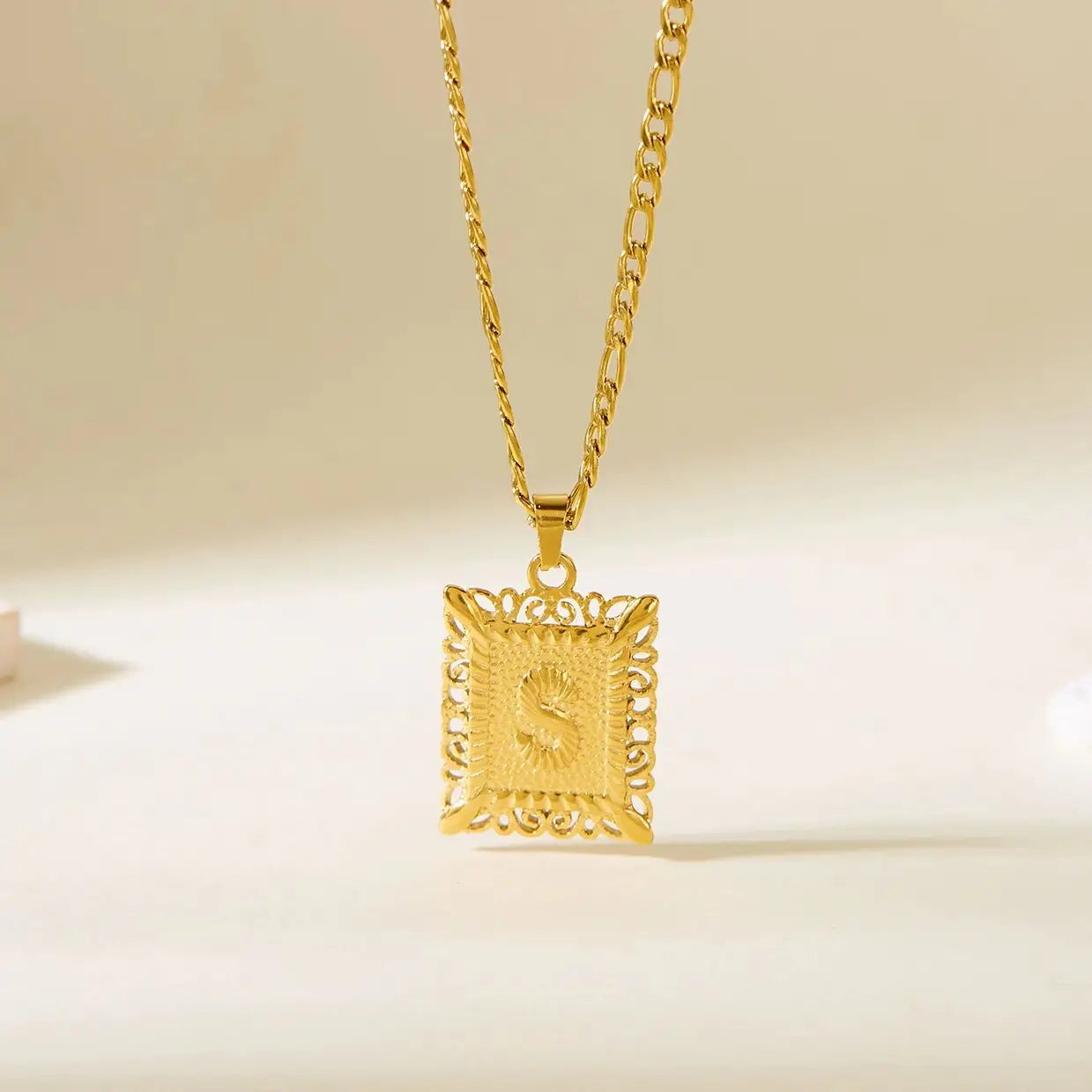 Collier avec pendentif rectangulaire initiale s