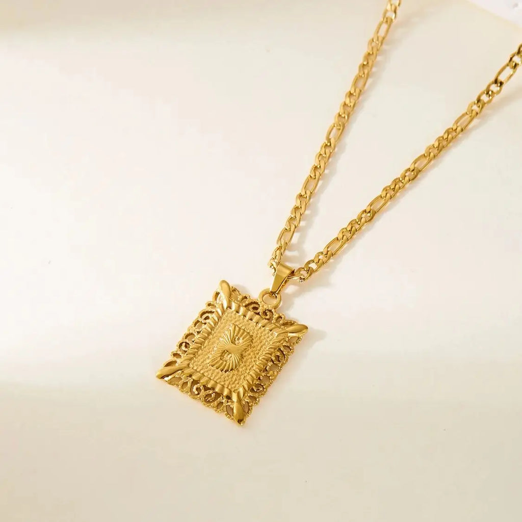 Collier avec pendentif rectangulaire initiale b