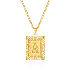 Collier avec pendentif rectangulaire initiale a