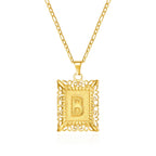 Collier avec pendentif rectangulaire initiale b