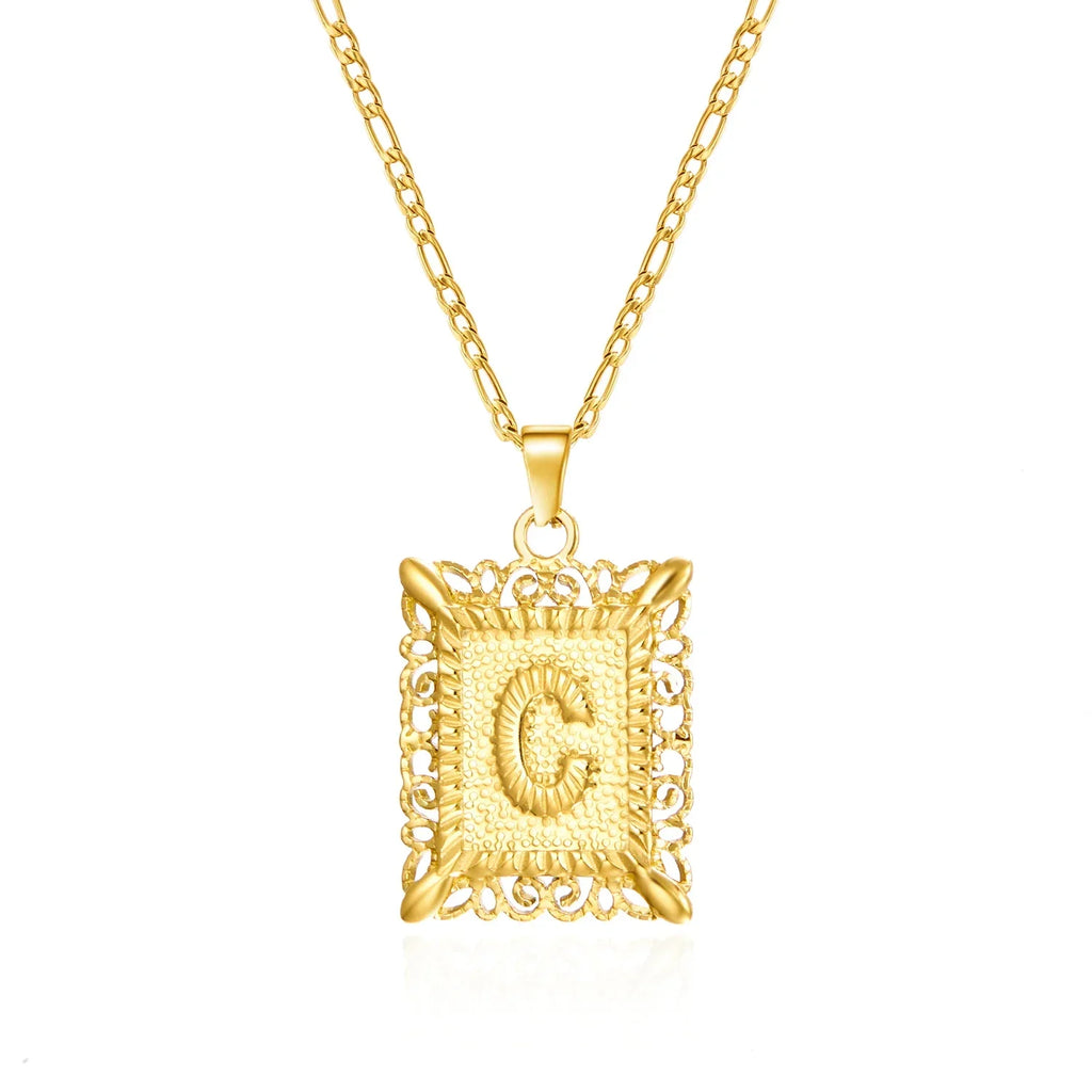 Collier avec pendentif rectangulaire initiale c