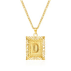 Collier avec pendentif rectangulaire initiale d