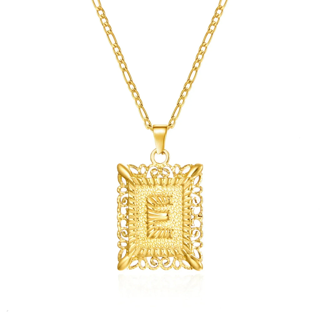 Collier avec pendentif rectangulaire initiale e