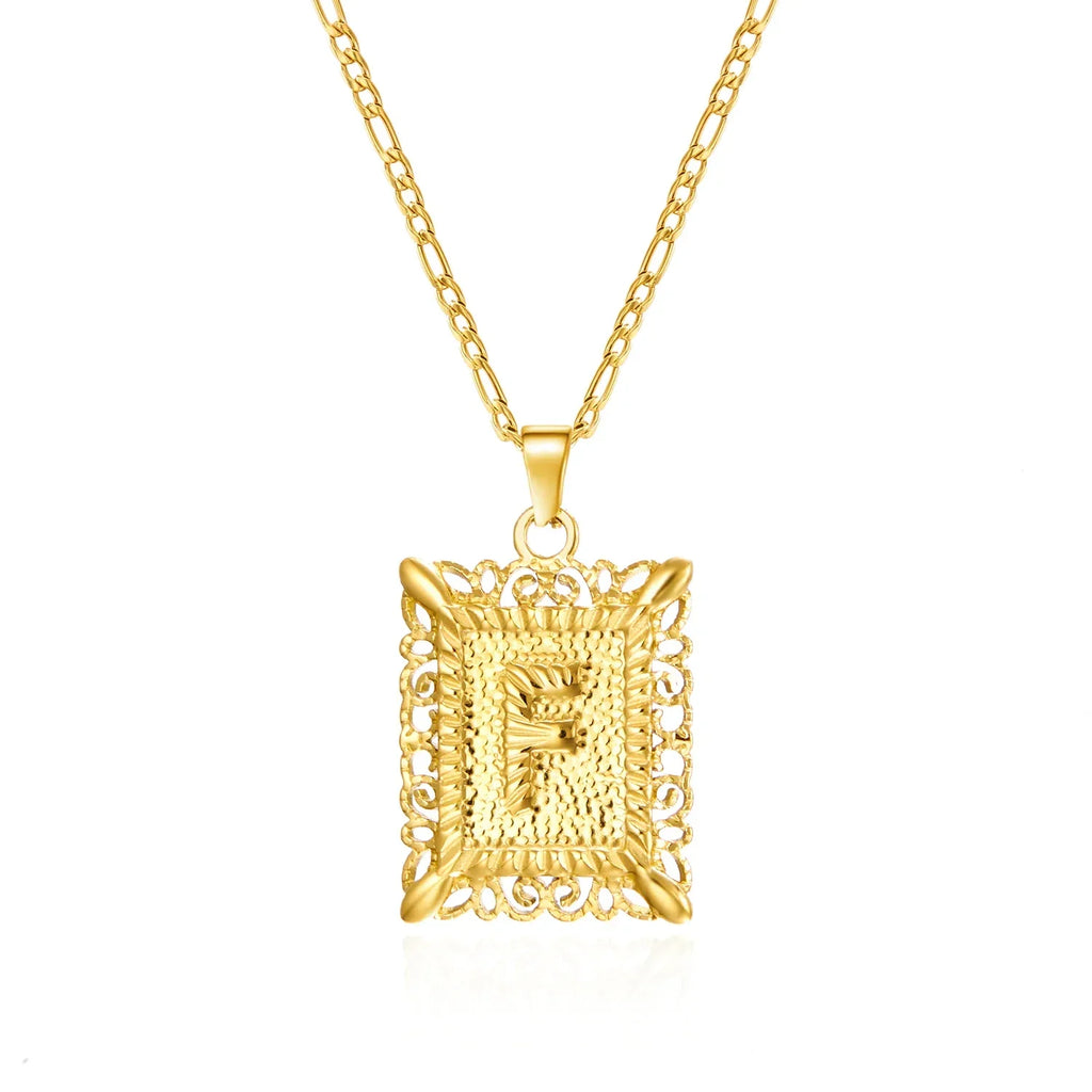 Collier avec pendentif rectangulaire initiale f