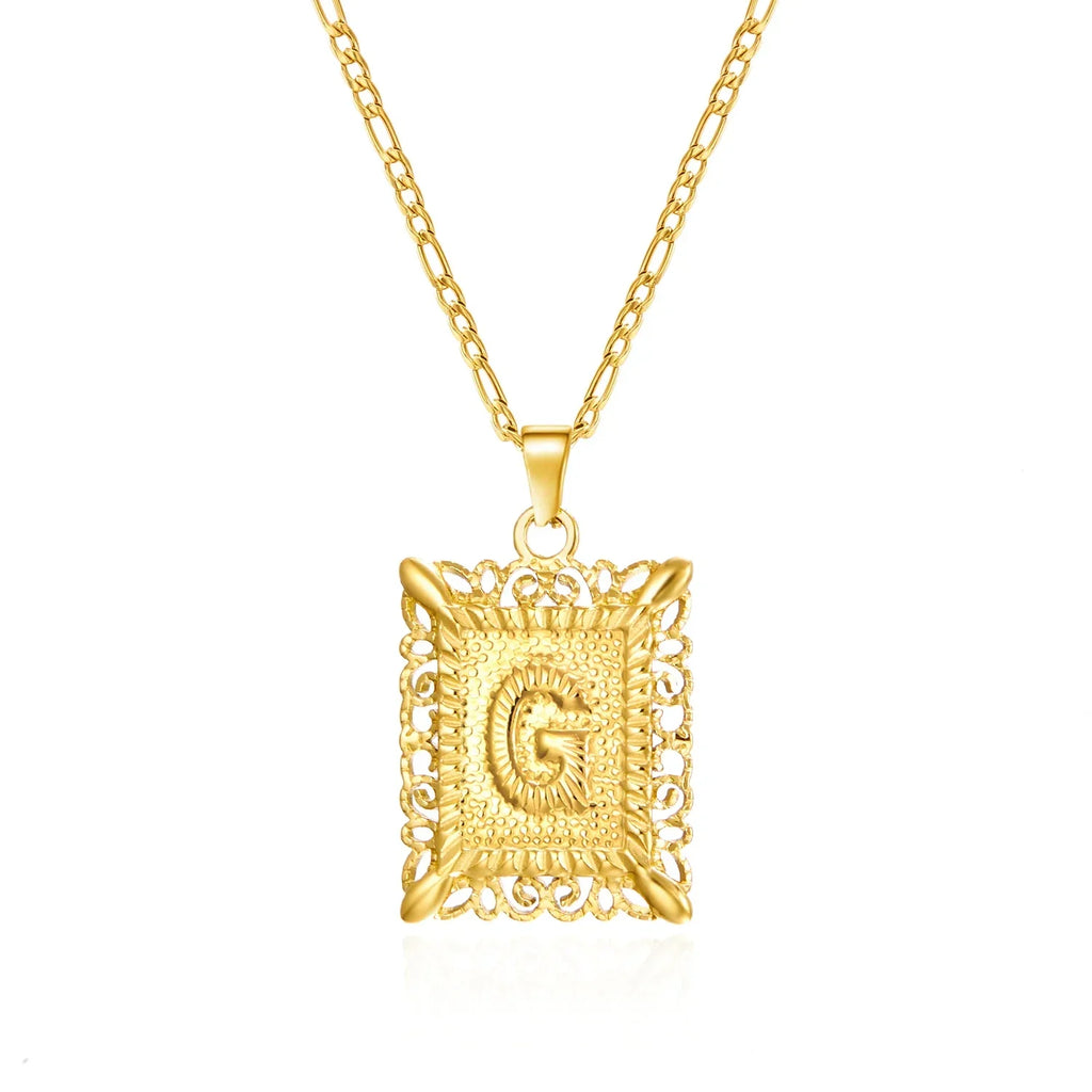 Collier avec pendentif rectangulaire initiale g