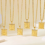Collier avec pendentif rectangulaire initiale k