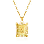 Collier avec pendentif rectangulaire initiale m