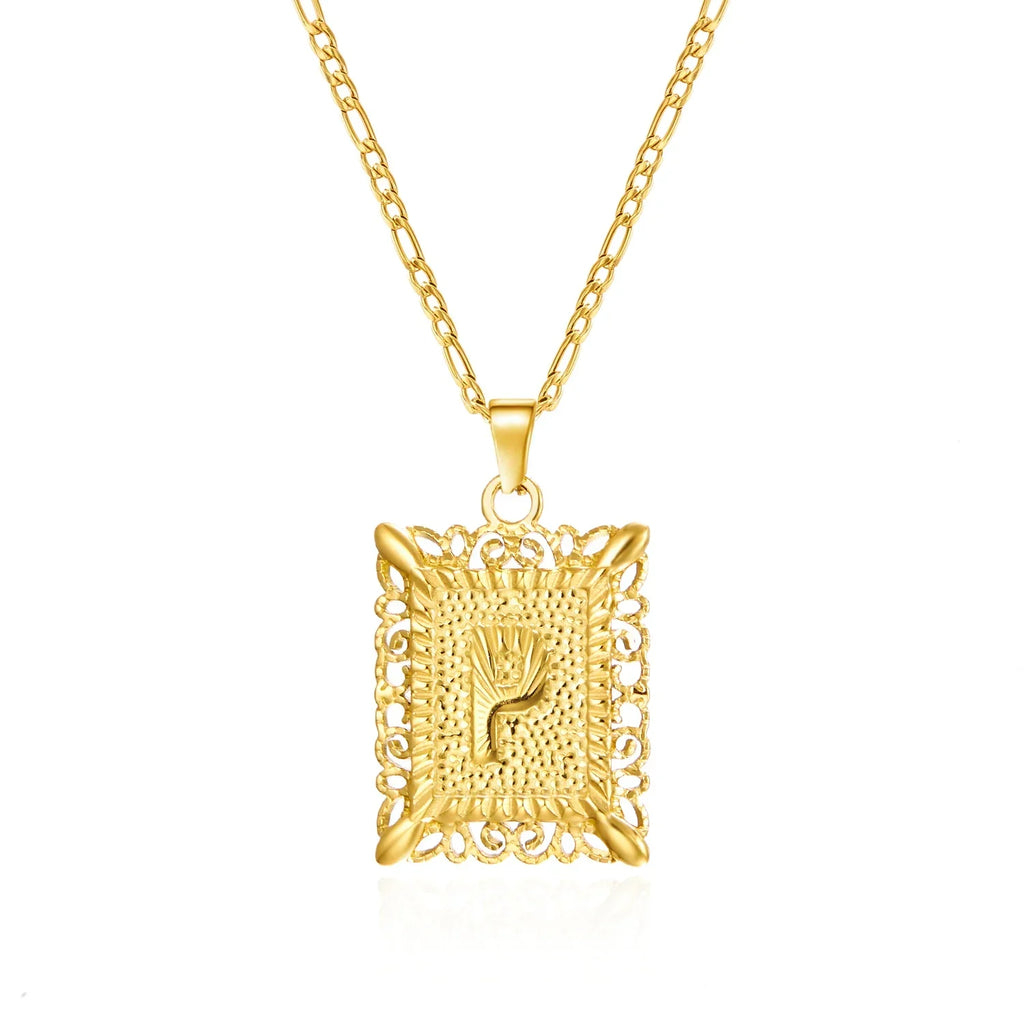 Collier avec pendentif rectangulaire initiale p