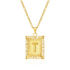Collier avec pendentif rectangulaire initiale t
