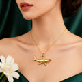 Collier avec pendentif requin doré