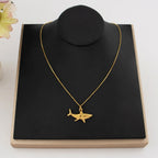 Collier avec pendentif requin doré