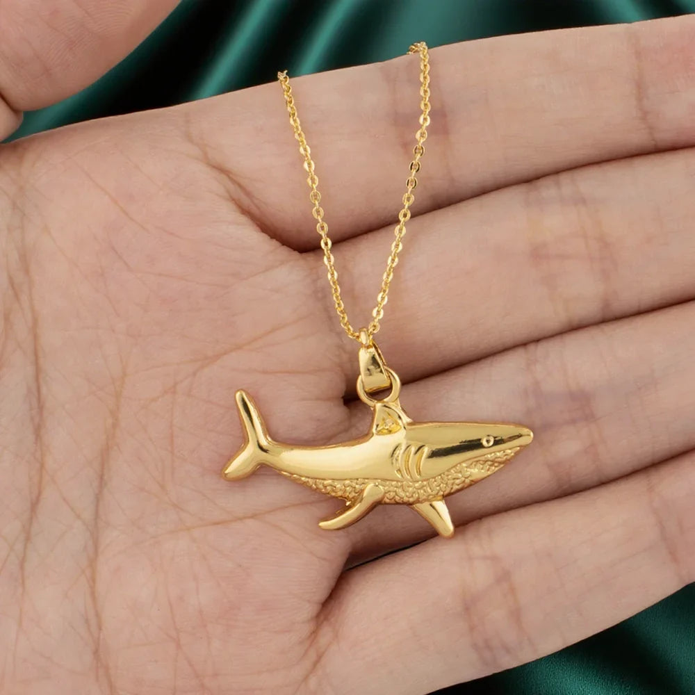 Collier avec pendentif requin doré