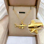 Collier avec pendentif requin doré