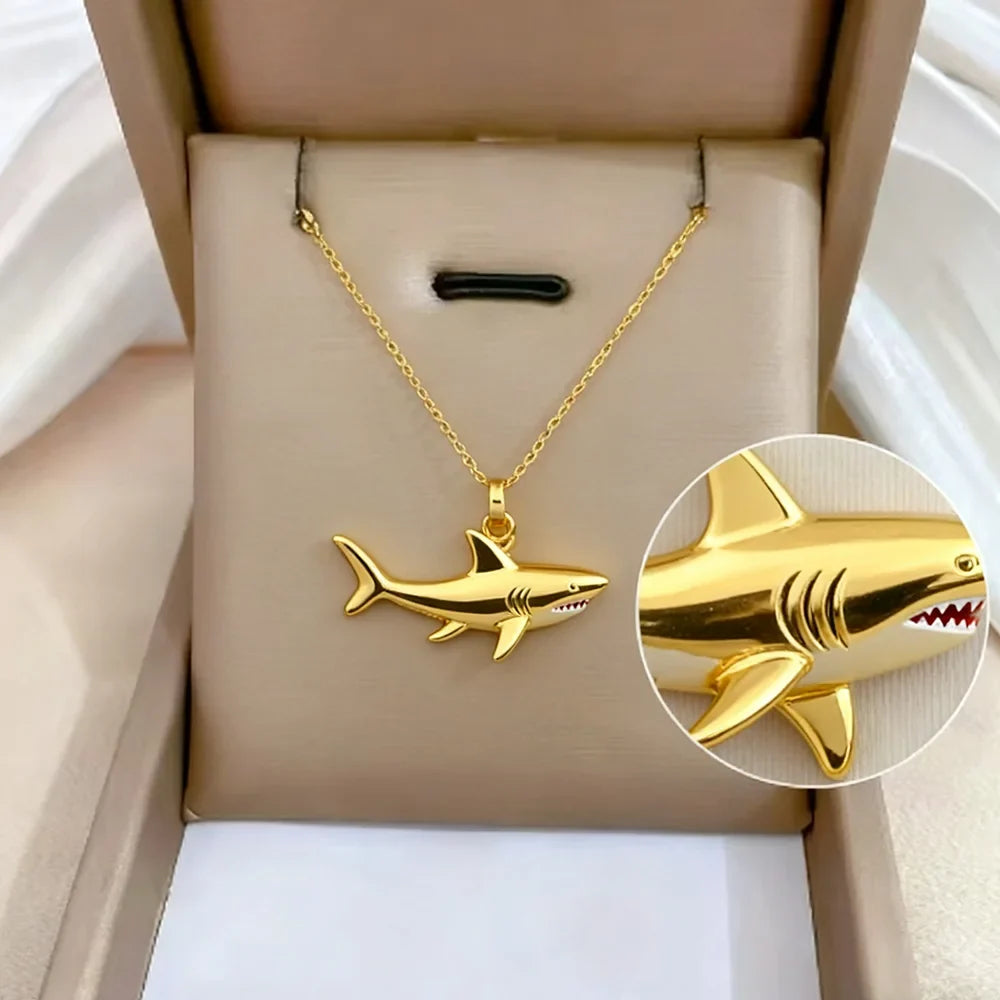 Collier avec pendentif requin doré