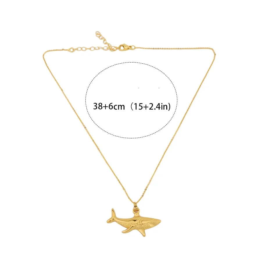 Collier avec pendentif requin doré