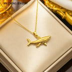 Collier avec pendentif requin doré