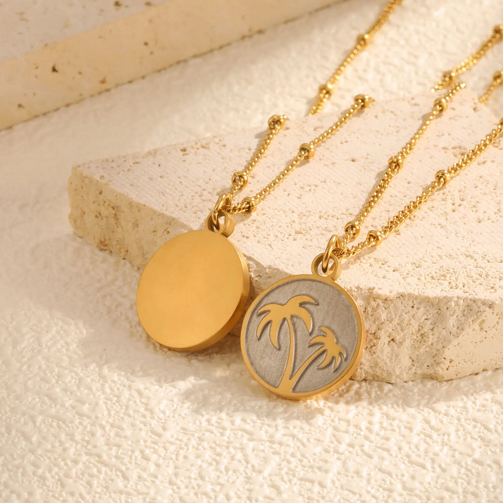 Collier avec pendentif rond et motif palmier