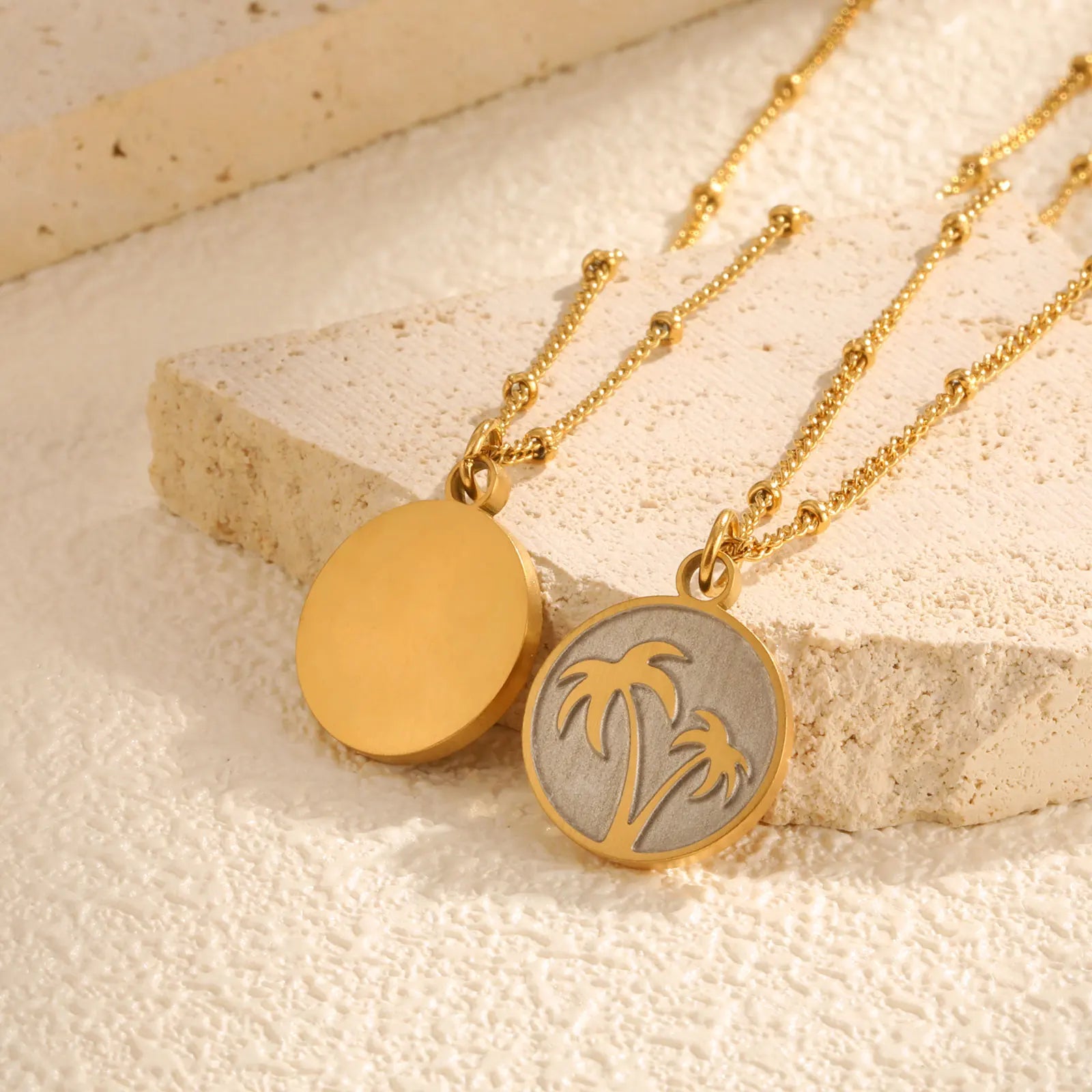 Collier avec pendentif rond et motif palmier