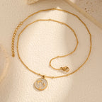Collier avec pendentif rond et motif palmier
