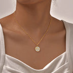 Collier avec pendentif rond et motif palmier