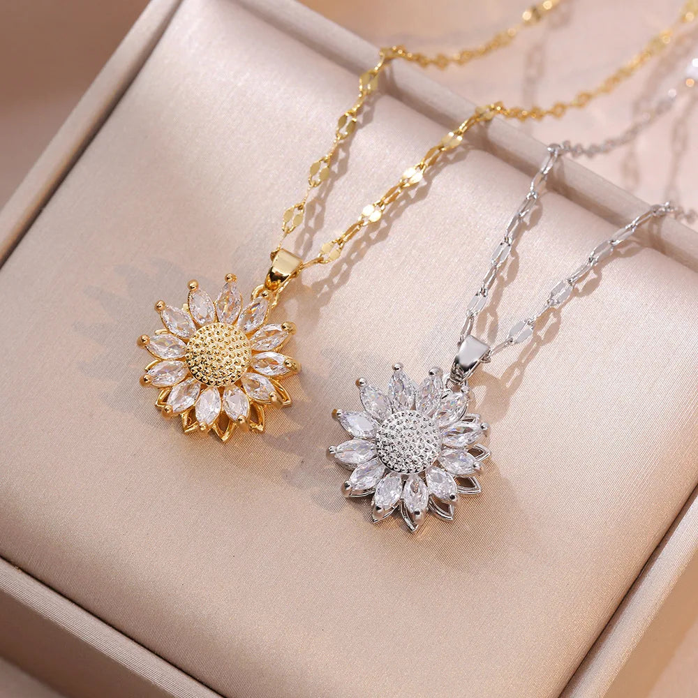 Necklace with Rotating Flower Pendant in Zircon against Anxiety gold