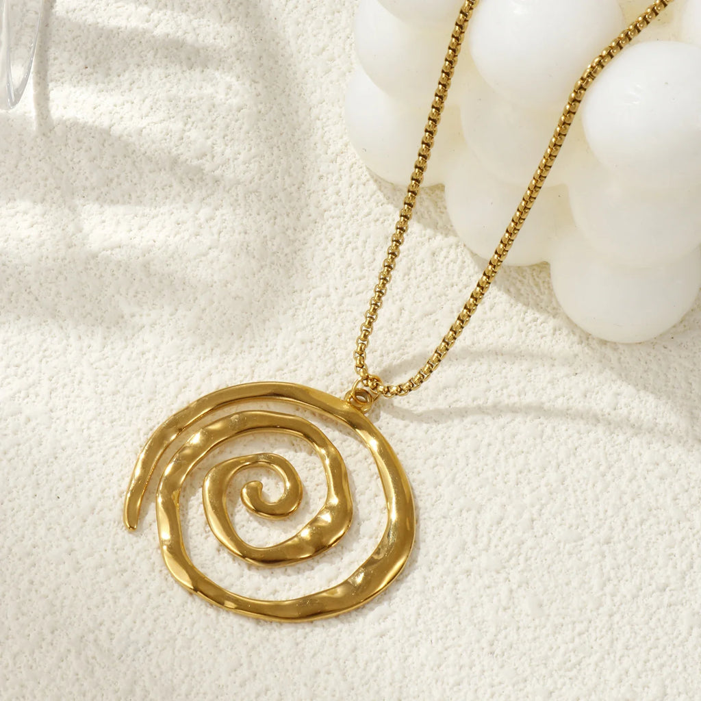 Collier avec pendentif spirale doré