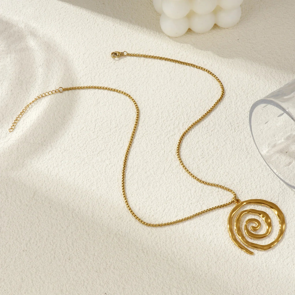 Collier avec pendentif spirale doré