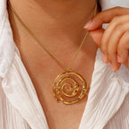 Collier avec pendentif spirale doré