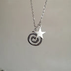 Collier avec pendentif spirale et petite étoile