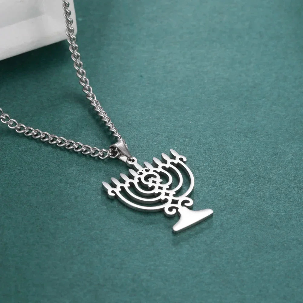 Collier avec pendentif symbolique juif Menorah