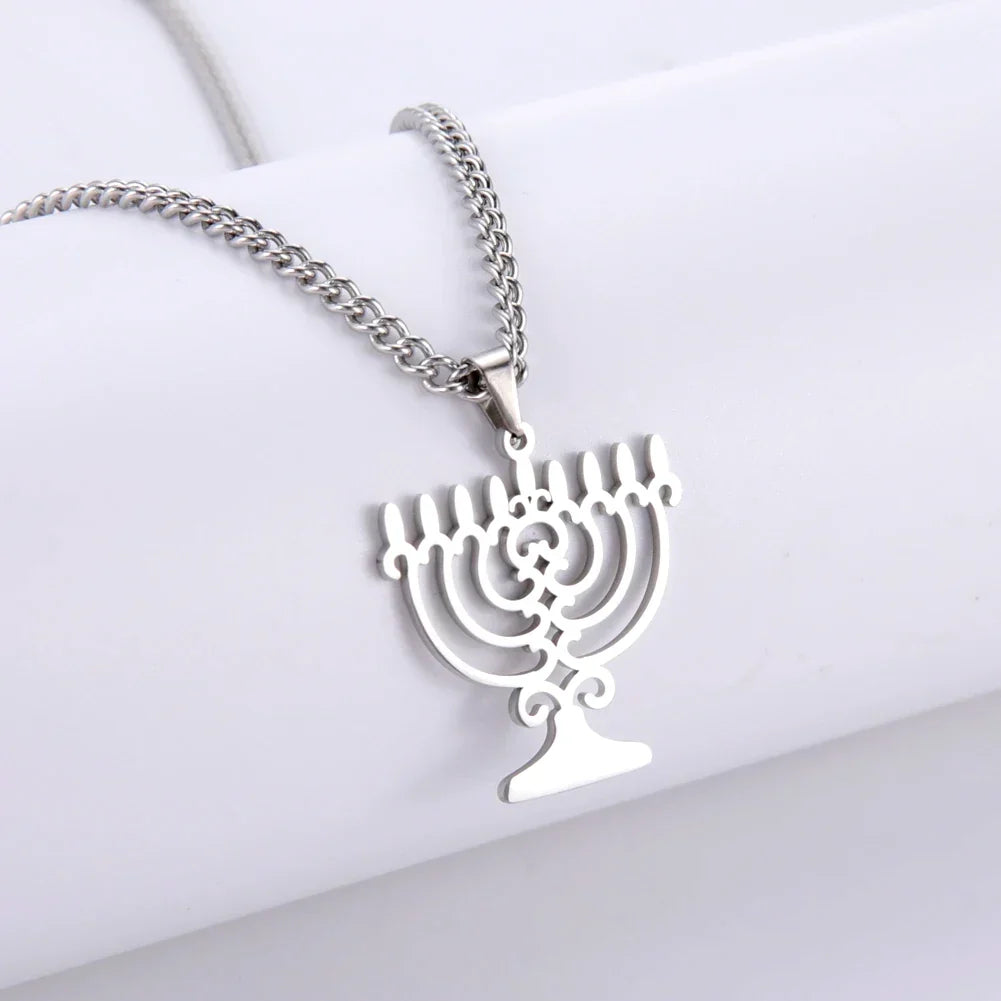 Collier avec pendentif symbolique juif Menorah