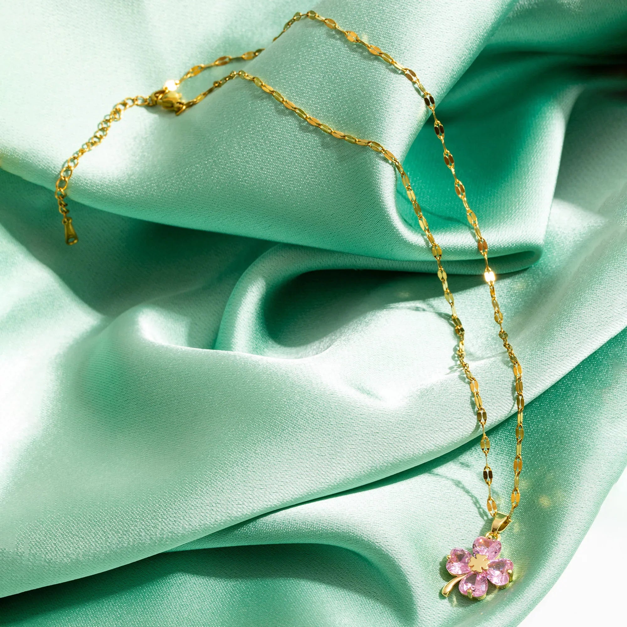 Necklace with Four-Leaf Clover Pendant Colored gold and pink