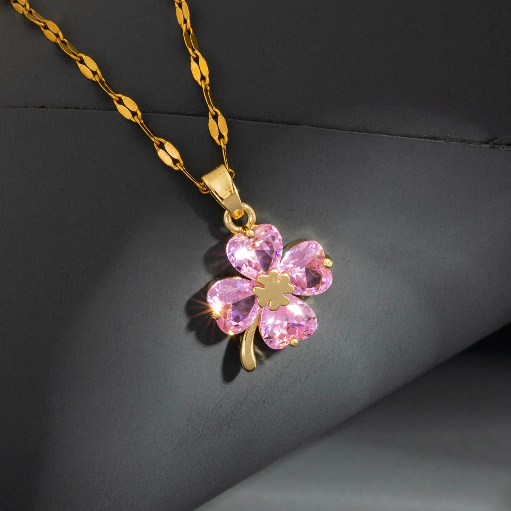 Necklace with Four-Leaf Clover Pendant Colored gold and pink