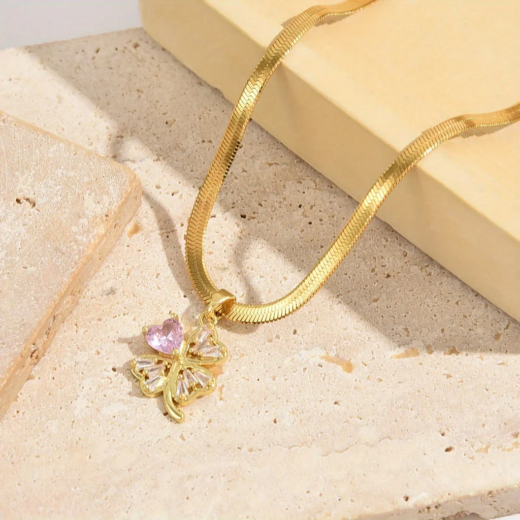 Collier avec Pendentif Trèfle à 4 feuilles Porte Bonheur et Zircon