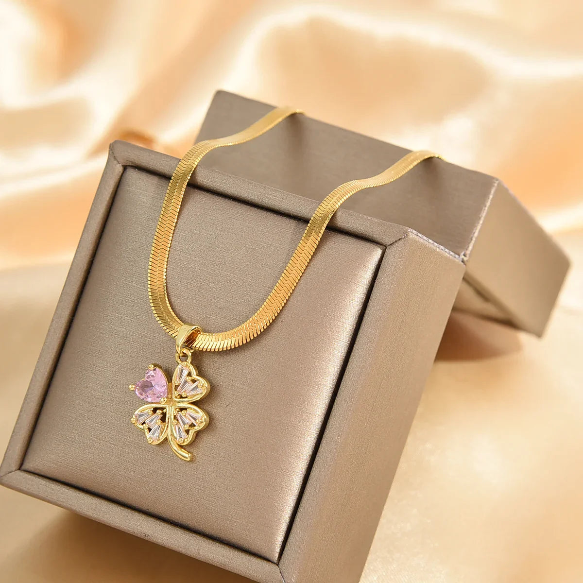 Necklace with 4-Leaf Clover Lucky Charm Pendant and Zircon