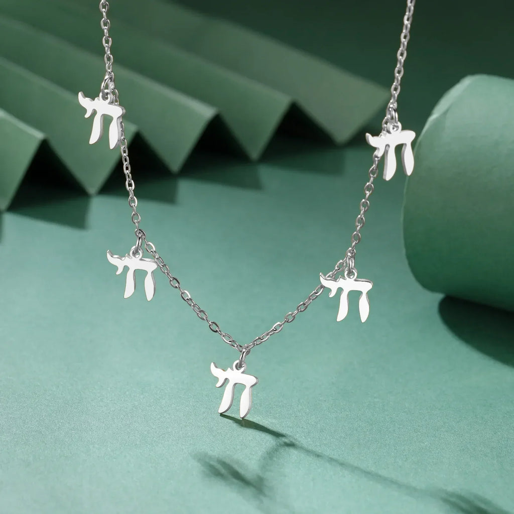 Collier avec pendentifs en lettre hébraïque Chai juif argent