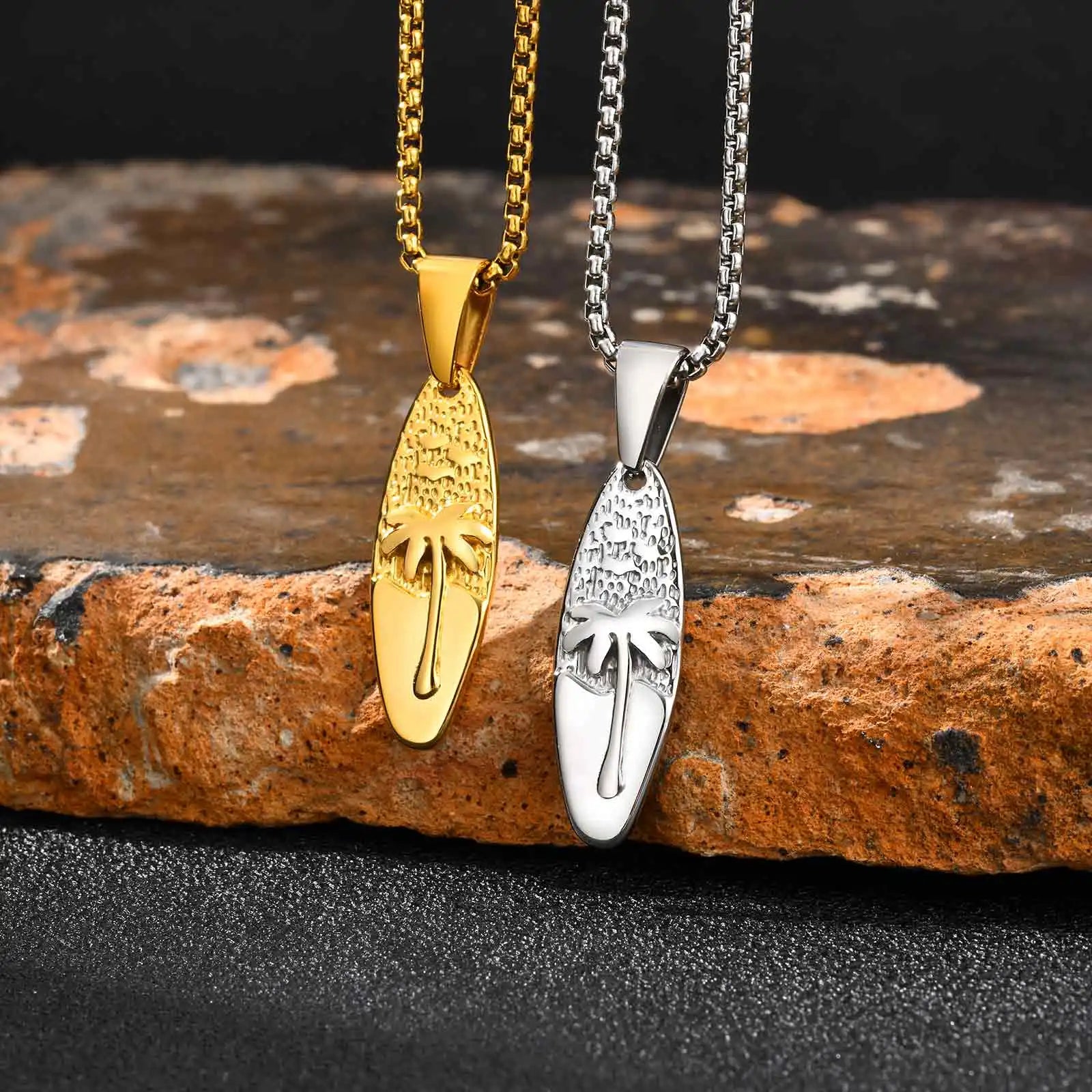 Collier avec petit pendentif palmier et mer or