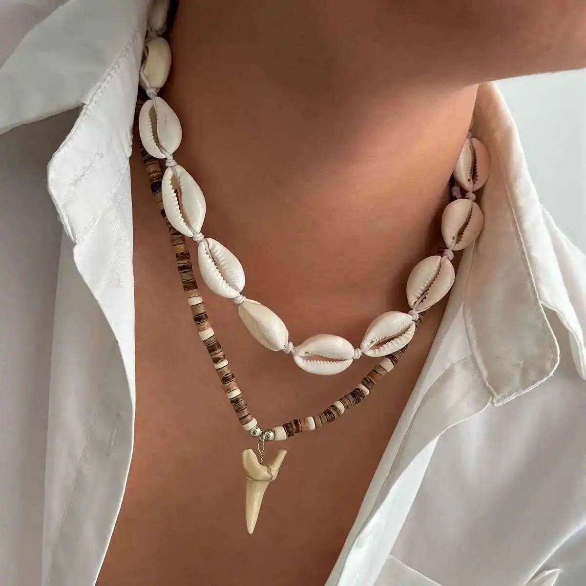 Lot de 2 colliers bohème coquillages et pendentif dent de requin blanc