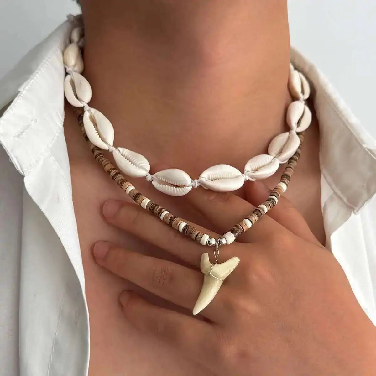Lot de 2 colliers bohème coquillages et pendentif dent de requin blanc
