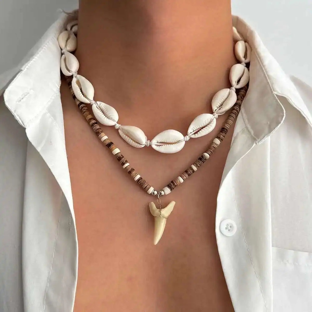 Lot de 2 colliers bohème coquillages et pendentif dent de requin blanc