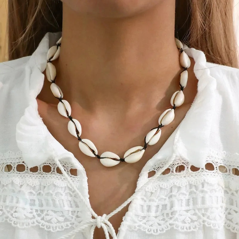 Collier coquillage cauri blanc noir