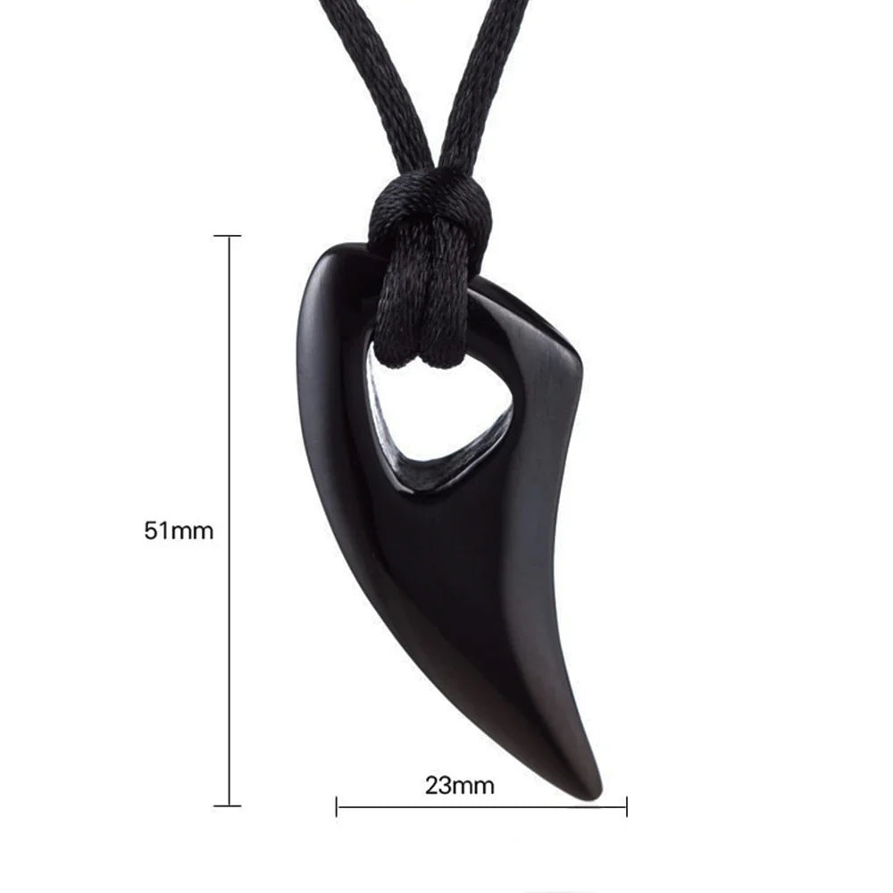 Collier cordon avec pendentif dent de requin