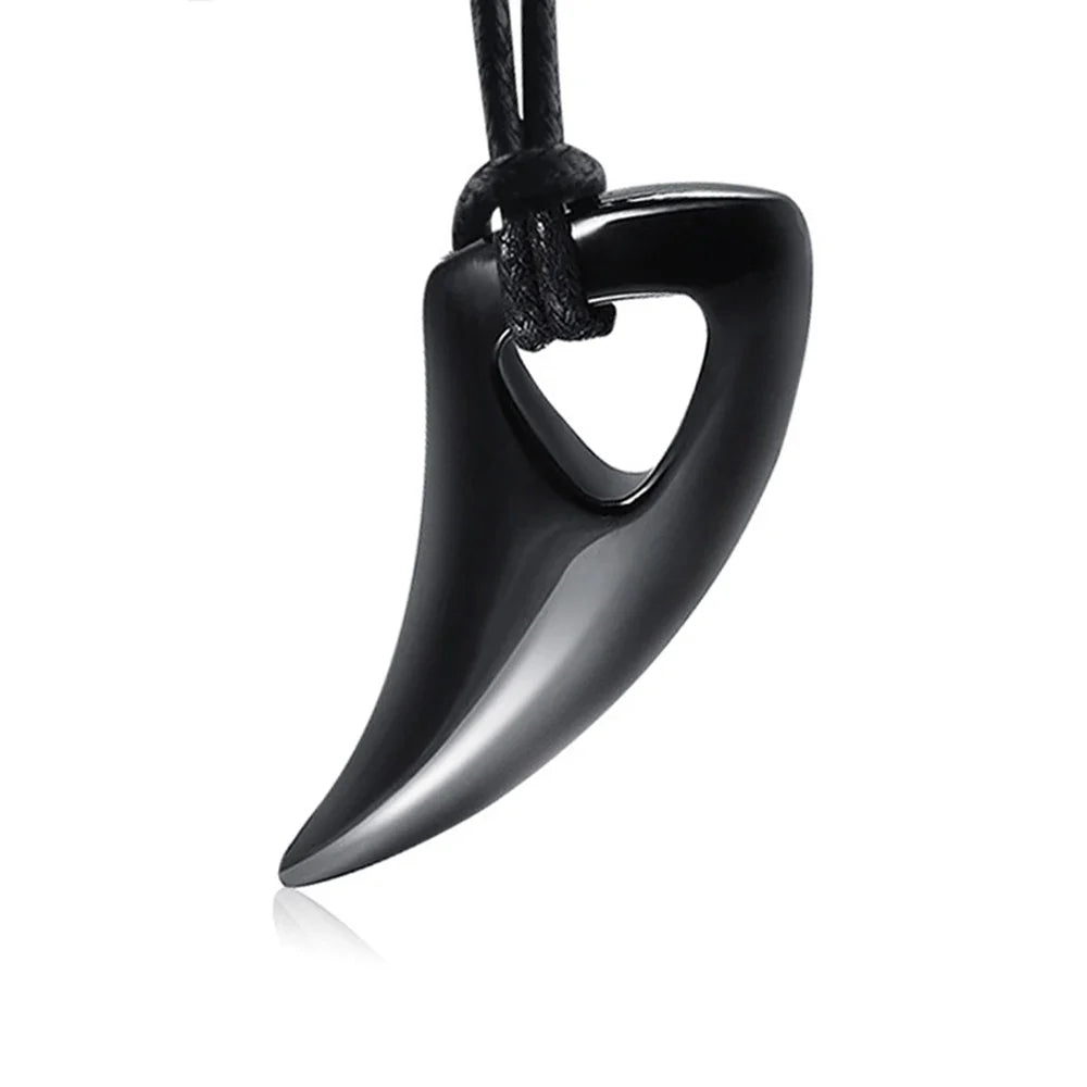 Collier cordon avec pendentif dent de requin noir