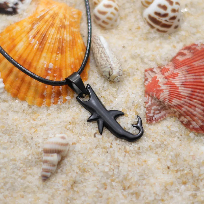 Collier cordon avec pendentif requin noir