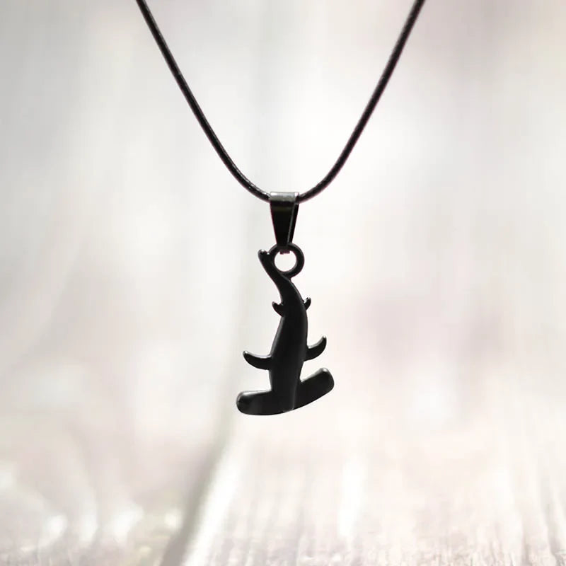 Collier cordon avec pendentif requin marteau noir