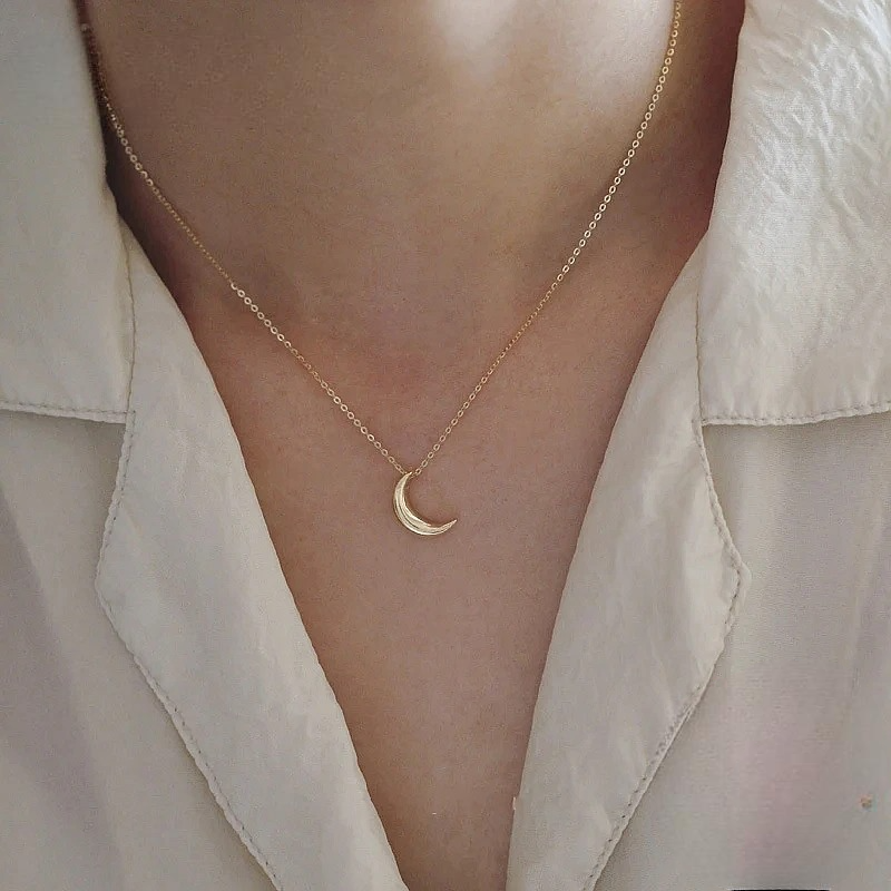 Collier Discret avec Pendentif Lune Femme or