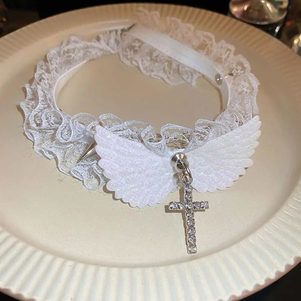 Collier en dentelle avec pendentif ailes d'ange blanc